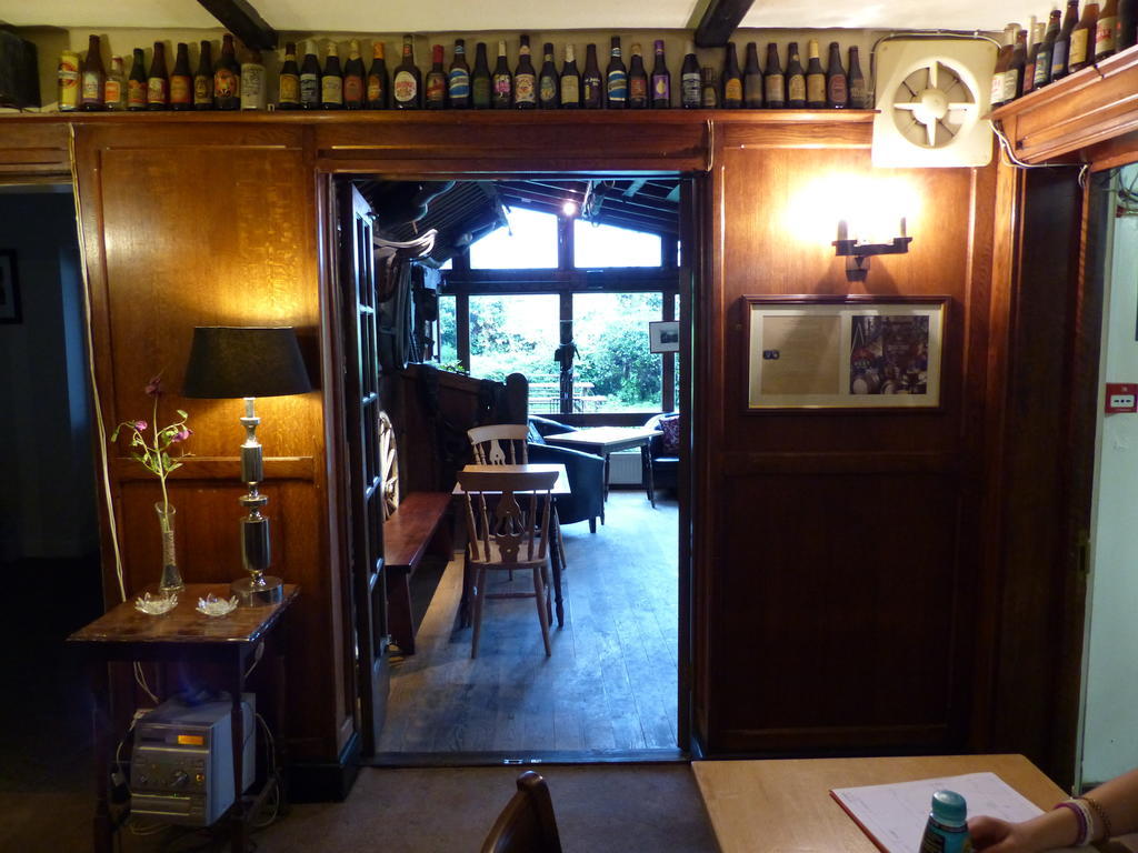The Sun Inn Englefield Green Εξωτερικό φωτογραφία