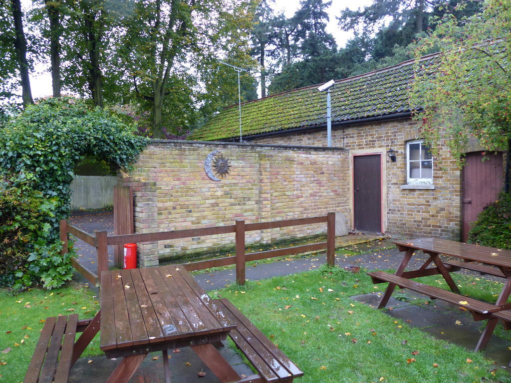 The Sun Inn Englefield Green Εξωτερικό φωτογραφία