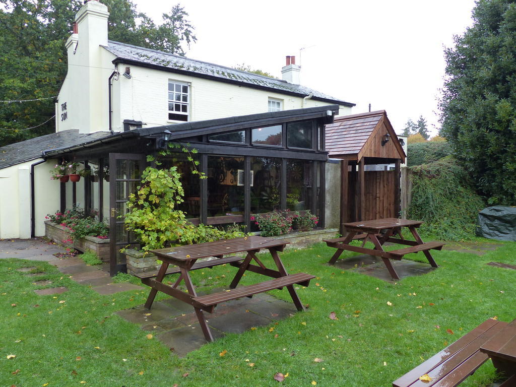 The Sun Inn Englefield Green Εξωτερικό φωτογραφία