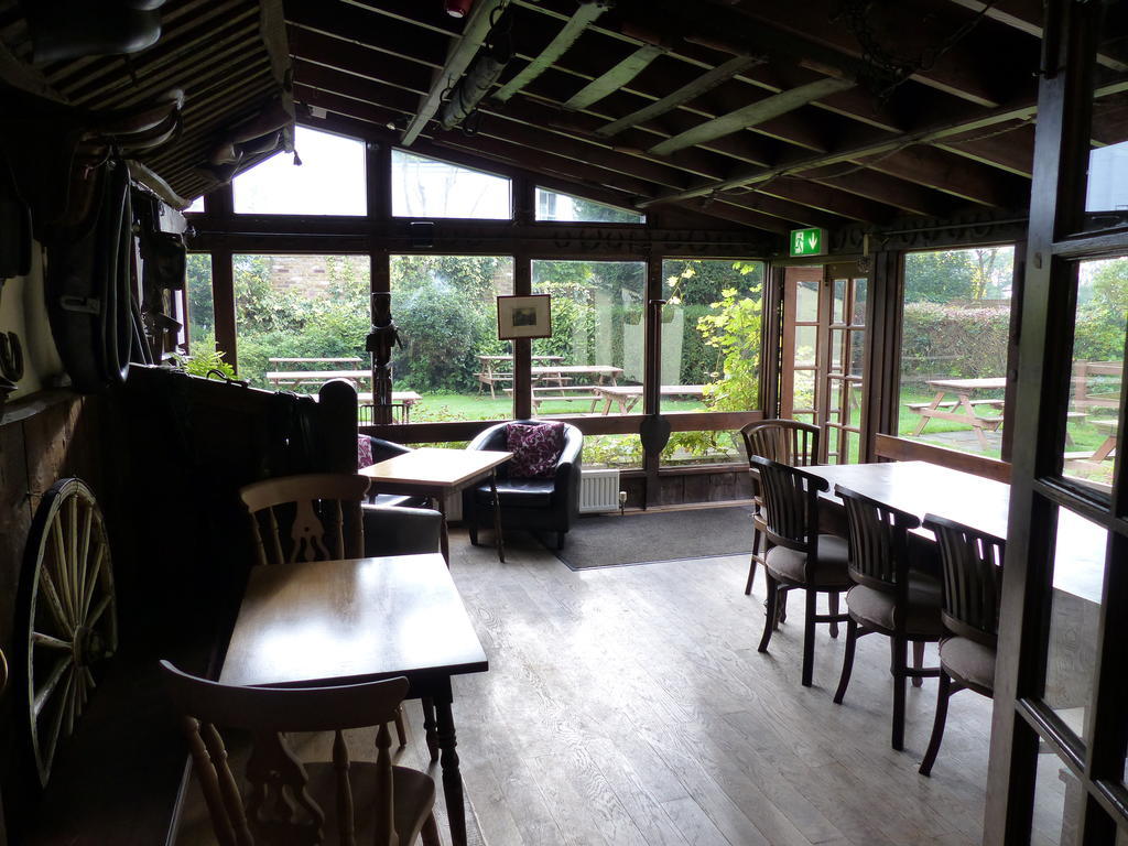 The Sun Inn Englefield Green Εξωτερικό φωτογραφία