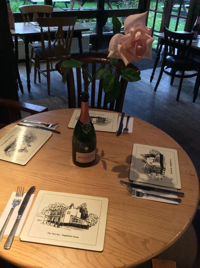 The Sun Inn Englefield Green Εξωτερικό φωτογραφία